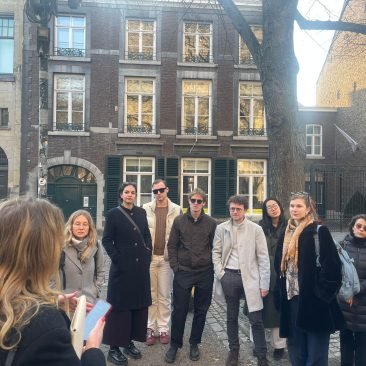 Ksenia geeft een rondleiding tijdens het EPWG evenement van maart 2026