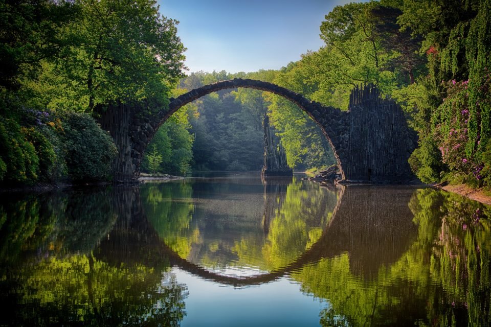 Brug met weerspiegeling