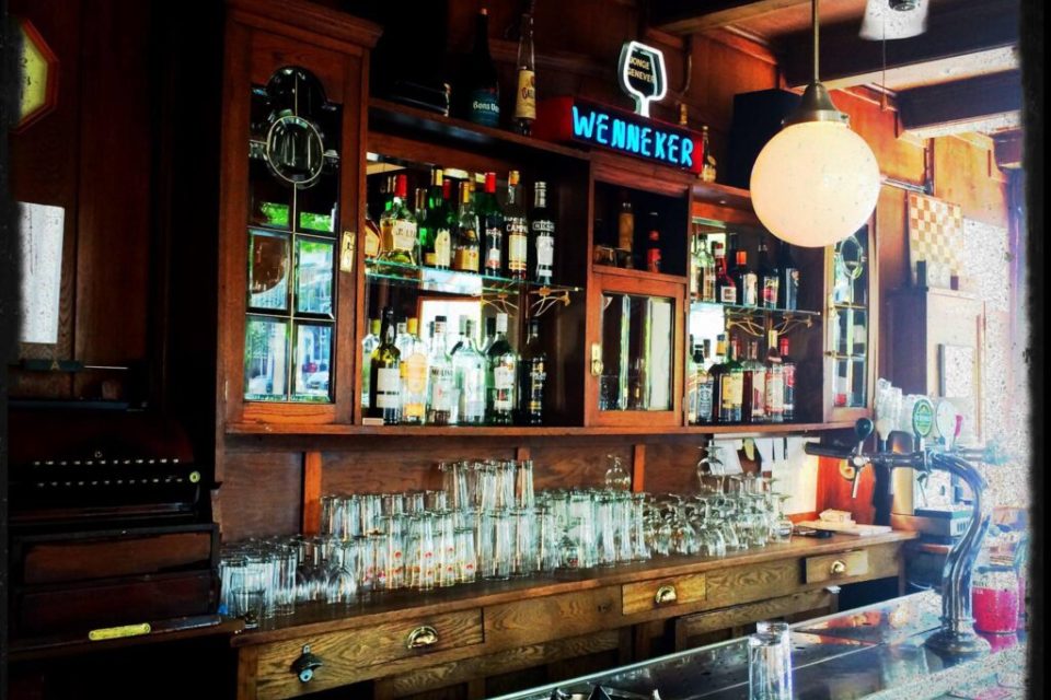 Foto van het interieur van een bruine kroeg