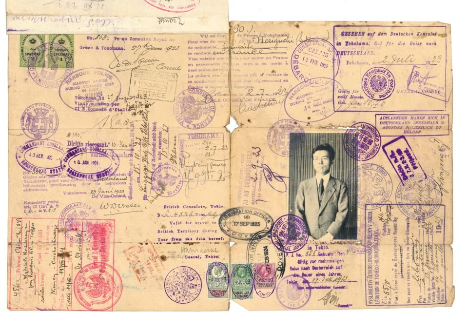 Voorpagina van paspoort van Horiguchi met foto van hem en vele stempels