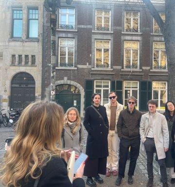 Ksenia geeft een rondleiding tijdens het EPWG evenement van maart 2026